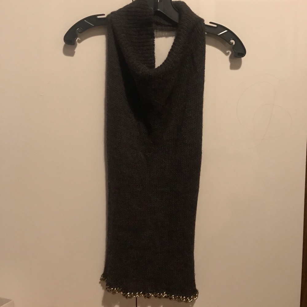 Knitted top with gold chain